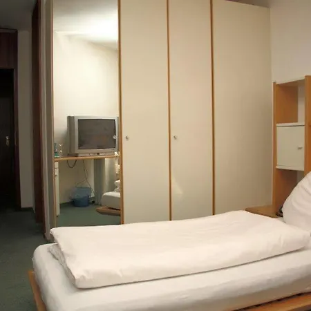 Hotel G & L